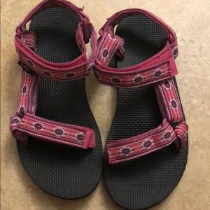 pink tevas